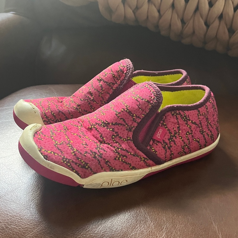 GUC plae migi slip on